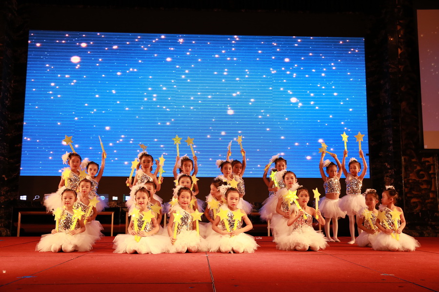 CIEO旗下外国语学校学生表演国学“六艺”