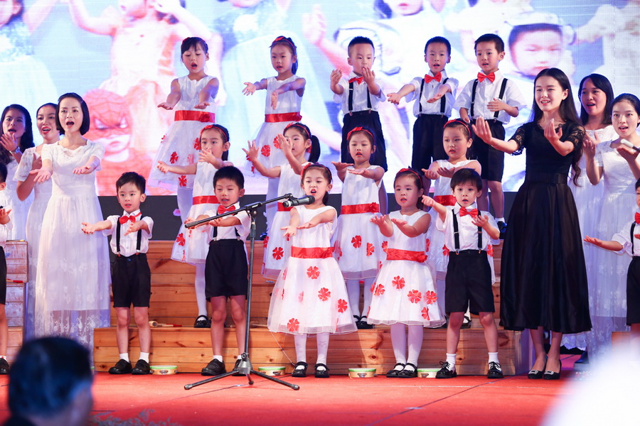幼儿园师生表演大合唱