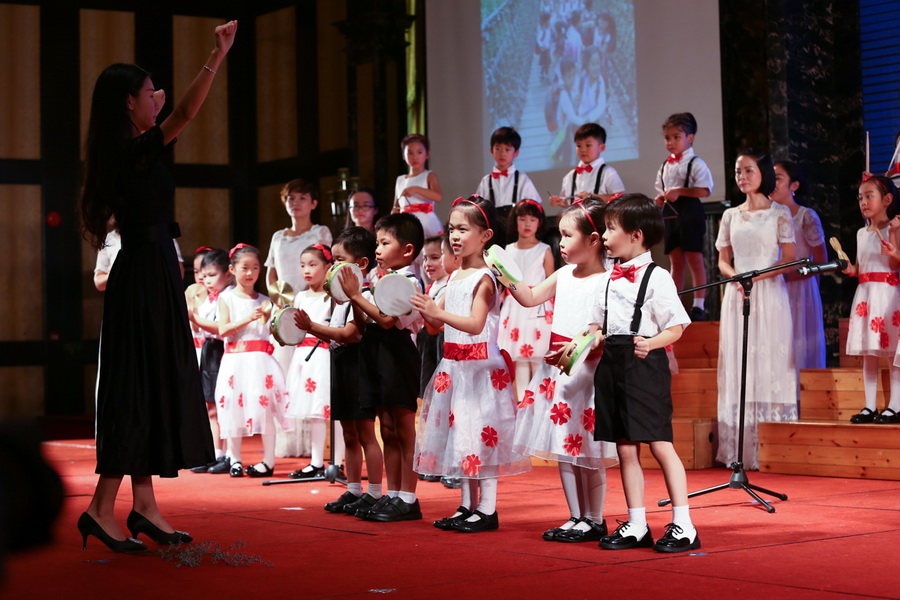 CIEO旗下幼儿园老师表演传统歌舞